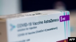 Unele țări europene modifică recomandările inițiale pentru imunizarea cu vaccinul COVID AstraZeneca.