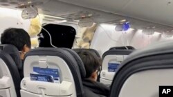 Самолет Boeing 737 MAX-9 на Alaska Airlines, след като вратата на самолета е паднала. 