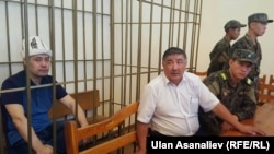 Садыр Жапаров жана адвокаты Шарабидин Токтосунов сот залында. 15.09.2017