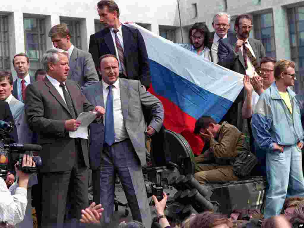 Президент Российской Федерации Борис Ельцин на танке призывает к всеобщей акции протеста, 19 августа 1991 года. 
