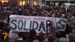 Mii de oameni la Paris s-au solidarizat cu victimele atacului asupra revistei „Charlie Hebdo”