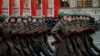 Militari ruși în uniforme de epocă la o paradă militară de la Moscova pe 7 noiembrie 2019, marcând 78 de ani de la o paradă istorică din 1941, când soldații Armatei Roșii au mers direct din Piața Roșie pe frontul contra Germaniei naziste. 