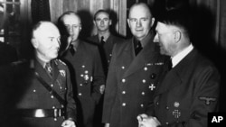 Gen. Ion Antonescu a venit la putere la 6 septembrie 1940, în timpul catastrofei politice generate de pierderea Transilvaniei de Nord, alături de legionari. Hitler l-a preferat pentru că reprezenta ordinea. Germania cerea livrări constante de petrol și grâu românesc. 