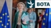 Presidentja e Komisionit Evropian, Ursula von der Leyen, mbërrin në takimin javor të Kolegjit të Komisionerëve në selinë e BE-së në Bruksel, më 19 mars.