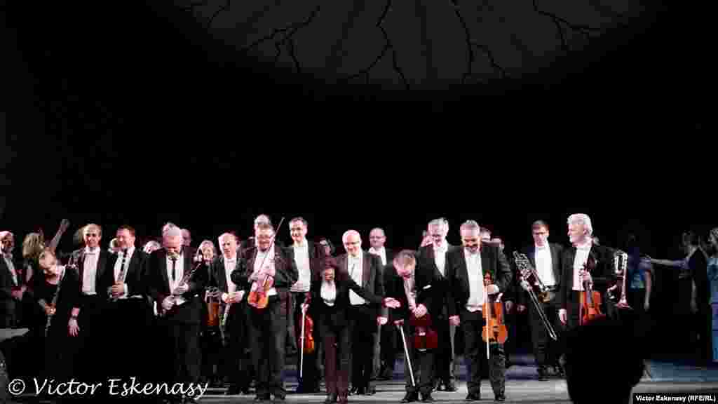 Orchestra Filarmonicii Gera-Altenbug și doi... violoniști români. Vezi și interviul cu Vasile Hanciu: https://do6icdmdy5giz.cloudfront.net/a/29154781.html
