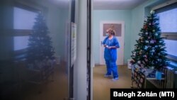 Ápoló a Szent László kórházban 2020. december 8-án. 
