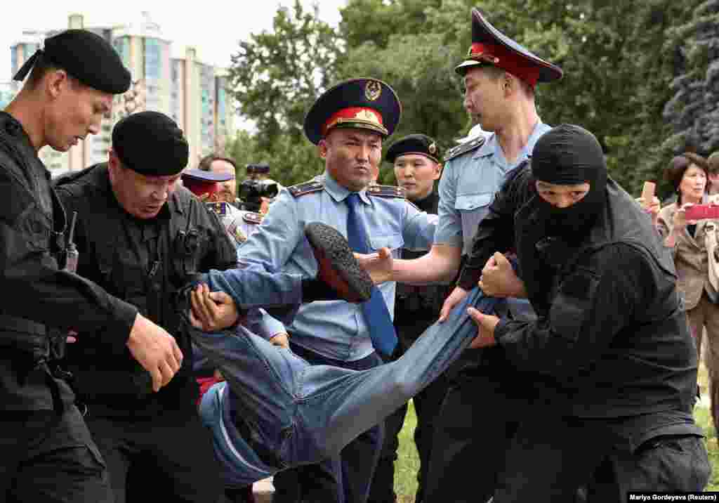 Люди, пришедшие на площадь "Астана", выкрикивали лозунги "Бойкот!" и "Позор!". По разным оценкам, там собрались сотни человек. Эта акция вылилась в задержания. Алматы, 9 июня 2019 года. 