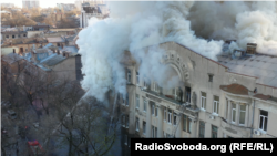 Усього загинули 16 людей, двоє з яких померли в лікарні 