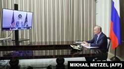 Vlagyimir Putyin és Joe Biden videókonferenciája 2021. december 7-én