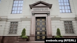 Нацыянальны банк Рэспублікі Беларусь. Галоўны ўваход.