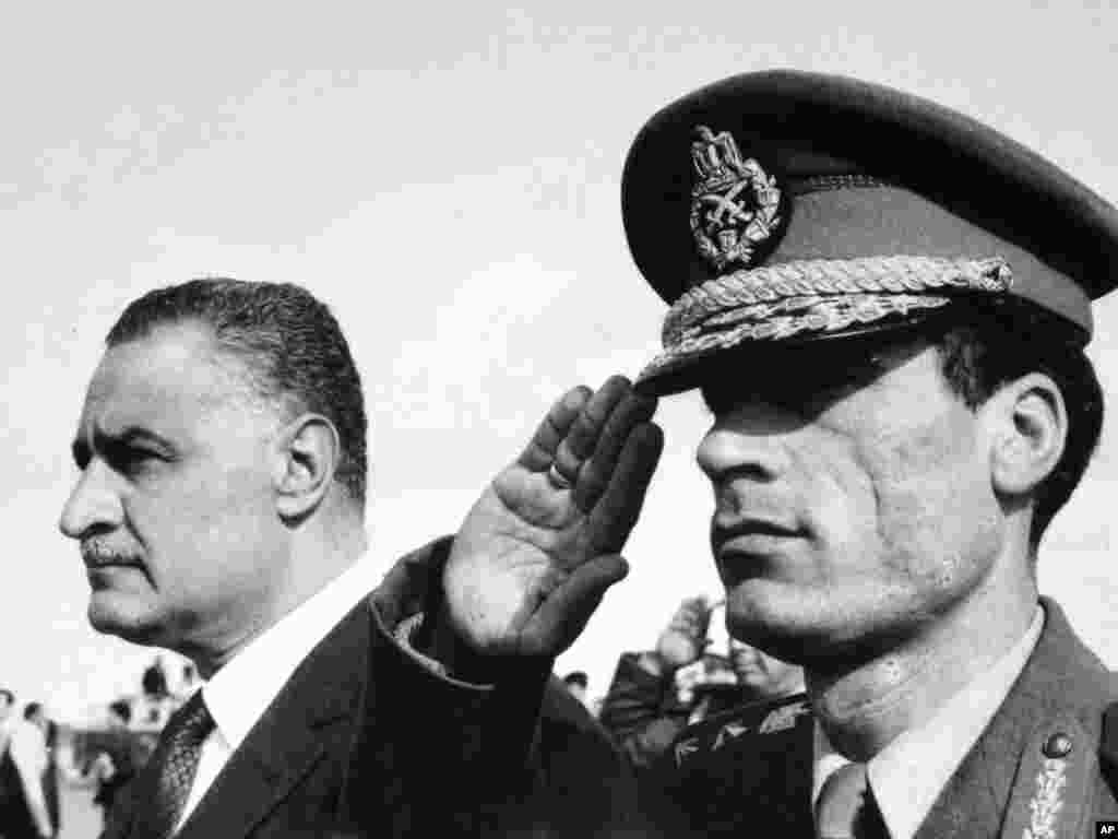 У гэтым архіўным фота 1969 году Кадафі стаіць побач з прэм'ер-міністрам Эгіпту Гамалем Абдэль Насэрам.