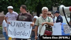 La un miting organizat în faţa Băncii Naţionale. 2 iulie 2017