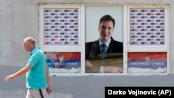 Ništa posebno novo Vučićev „režim“ nije izmislio: samo se odlično uklopio u najtoksičniji od svih konkurentskih političkih trendova današnje Evrope, onaj nacionalno-populistički, piše Teofil Pančić (na fotografiji jedno od sedišta SNS-a u Beogradu, jul 2021.)