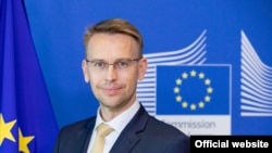 «Через злочинну агресивну війну Росії проти України Європейський Союз та низка інших країн ввели санкції проти російського авіаційного сектору. Ми і наші партнери не дозволяємо польоти з Росії та над нею», – Петер Стано