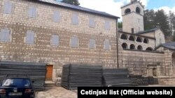 Ispred Cetinjskog manastira dopremljen je materijal za podizanje zaštitne ograde, 1 septembra 2021.