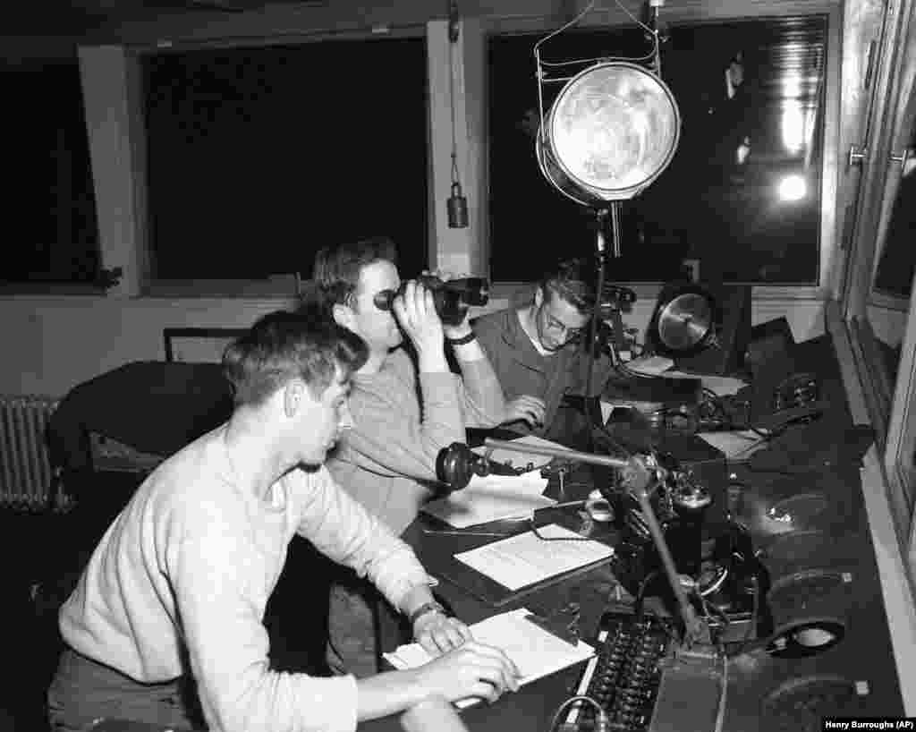 Trei soldați americani coordonează traficul aerian aglomerat la aeroportul Tempelhof, 1 iulie 1948.