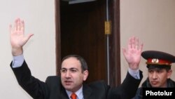 Armenia - Jailed opposition leader Nikol Pashinian greets supporters in courtroom,09Mar,2010