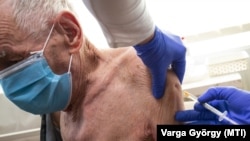 Gyenesdiáson oltanak be egy férfit a Moderna termékével, 2021. február 5-én. 