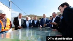 Armenia - Prime Minister Hovik Abrahamian (fourth from left) and U.S. Ambassador Richard Mills (R) visit the Amulsar gold deposit, 15Aug2015.