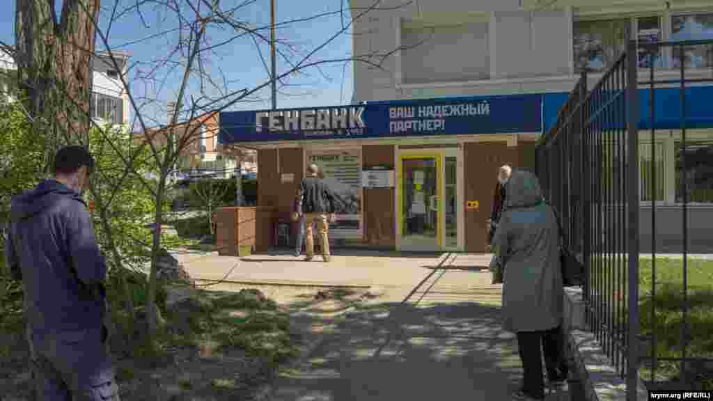 У це відділення &laquo;Генбанку&raquo; одночасно можуть зайти тільки два клієнти і тільки в захисних масках