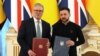 Premierul Marii Britanii Keir Starmer și președintele ucrainean Volodimir Zelenski, după ceremonia de semnare a acordului de parteneriat pe 100 de ani între cele două țări - Kiev, 16 ianuarie 2025.