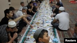 Муҳоҷирони мусулмони Маскав дар рӯзи фарорасии моҳи Рамазон сари дастурхони ифтор ҷамъ омадаанд