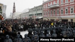 Казанда Алексей Навальныйны яклаучылар һәм Росгвардия хезмәткәрләре, 23 гыйнвар 2021