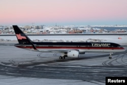 Un avion aparținând președintelui american, Donald Trump, aterizează la Nuuk, Groenlanda, pe 7 ianuarie 2025.