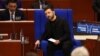 Președintele ucrainean, Volodimir Zelenski, văzut aici în timpul unei vizite la Strasbourg pe 25 iunie, va vorbi prin videoconferință summit-ului UE de la Bruxelles, pe 26 iunie, dar fără șanse să obțină pentru Ucraina deschiderea capitolelor de negociere pentru aderare 