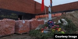 Самодельная могила Яши Степанова, восстановленная местными жителями