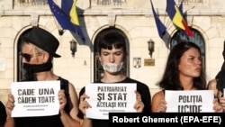 Activiști feminiști care protestează împotriva felului în care autoritățile s-au ocupat de Cazul Carcal