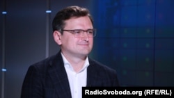 Водночас Кулеба закликав тих українців, які мають змогу залишатися за кордоном, це зробити