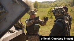 Легендарний Максим Миргородський (зліва) під час міжнародних навчань. Травень 2018 