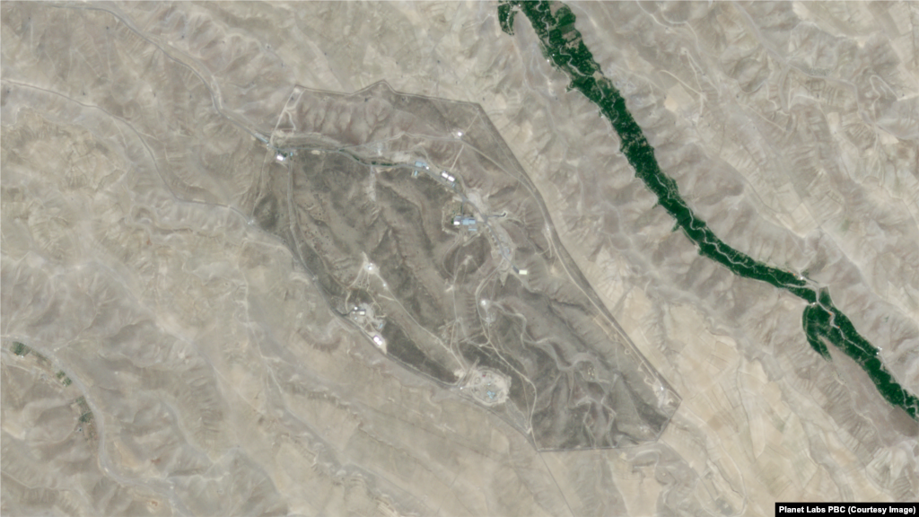 Baza iraniană de rachete Tabriz Sud este prezentată înainte și după atacurile aeriene israeliene. Imaginea din stânga furnizată de Planet Lab este din 11 iunie 2025. Imaginea din dreapta este din 13 iunie 2025.