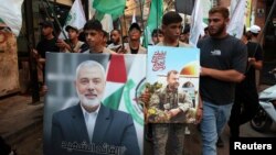 Demonstranți cu portretele lui Haniyeh la un marș al refugiaților palestinieni din Beirut, Liban, la 31 iulie.