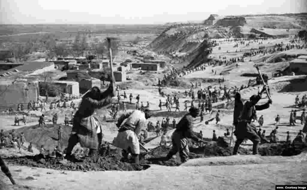 Изградбата на Ферганскиот канал во 1939 година.Некои од најспектакуларните фотографии на Пенсон ги доловуваат фараонските сцени за време на изградбата на Големиот Фергански канал, кој се протега стотици километри низ Централна Азија.