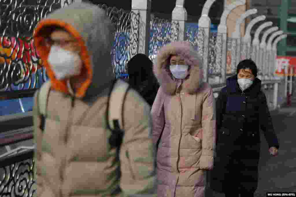 Пассажиры в масках на железнодорожном вокзале в Пекине. 24 января 2020 года.