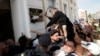 Протестувальник розбиває двомовну вивіску, встановлену у Вуковарі, 2 вересня 2013 року