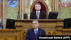 Orbán Viktor miniszterelnök parlamenti felszólalása, 2021, február 15-én. Mögötte Kövér László házelnök.