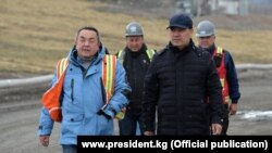 Президент Садыр Жапаров жана "Кумтөр Голддун" убактылуу тышкы башкаруучусу Теңгиз Бөлтүрүк Кумтөр кенинде. 2021-жыл, 15-июнь. 