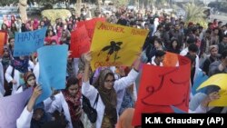 په لاهور کې زده کوونکي پر ماشومانو د جنسي تېري پر ضد مظاهره کوي