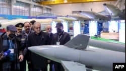 Predsjednik Irana Masoud Pezeshkian na izložbi obrambenih i svemirskih dostignuća u Teheranu, 2. februar 2025.