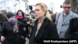 Anastasia Vasziljeva, az orosz Orvosok Szövetsége tagja és Alekszej Navalnij magánorvosa a 2. számú javítóintézet bejáratánál, 2021. április 6-án