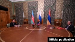 Рускиот министер за надворешни работи Сергеј Лавров на средба со неговите колеги од Азербејџан и Ерменија.