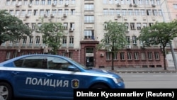 O mașină a poliției în fața clădirii Agenției Financiare a Veniturilor la Sofia