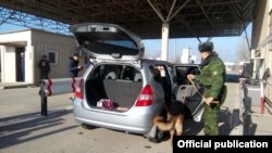 "Достук" өткөрмө бекети, архивдик сүрөт.