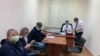 "Эркиндиктин Канаттары" уюмунун жетекчиси Елена Швецова, адвокат Ольга Эннс, адвокат Роман Реймер (солдон оңго). Эсил районунун кирешелер бөлүмүндө. Нур-Султан ш., 18-январь, 2021-жыл.