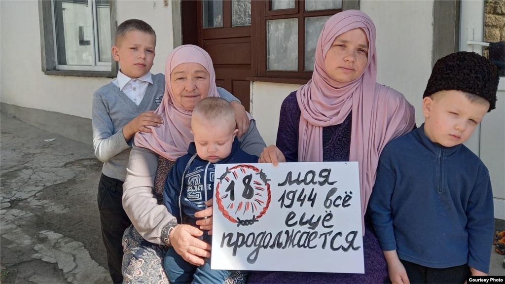 Дружина фігуранта третьої бахчисарайської «справи Хізб ут-Тахрір» Амета Сулейманова Ліля Люманова (друга праворуч) зі своєю сім'єю