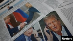 Ziare cu informații despre contacte la vârf ruso-americane la o un chioșc din Moscova, la 13 februarie.