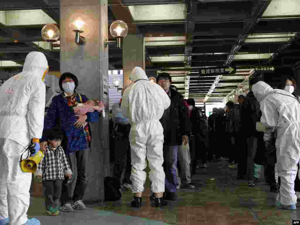 Japanske vlasti evakuiraju stanovništvo u krugu od 30 kilometra oko Fukušime, 16.03.2011. Foto: AFP / Ken Shimizu